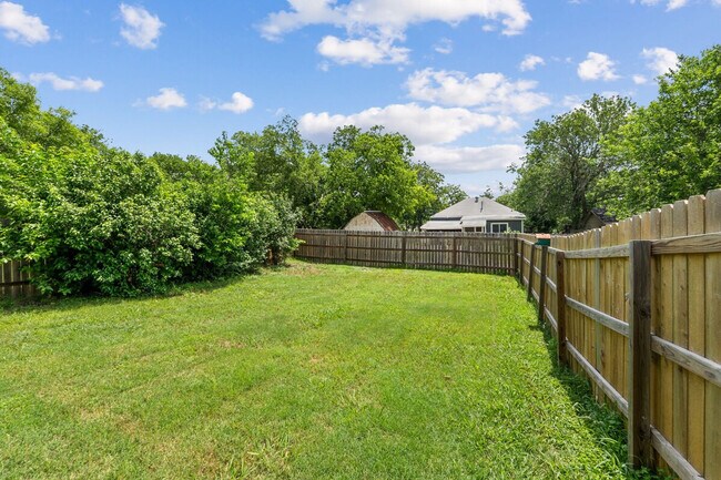 Building Photo - 404 Sloan St