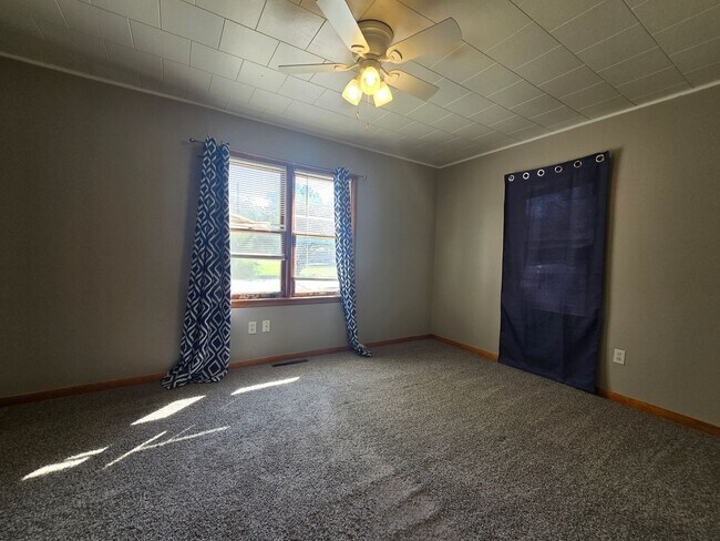 Building Photo - 3 bed 1 bath in Tecumseh!