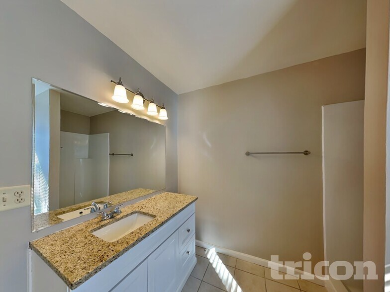 Building Photo - 12264 Crestwood Ct