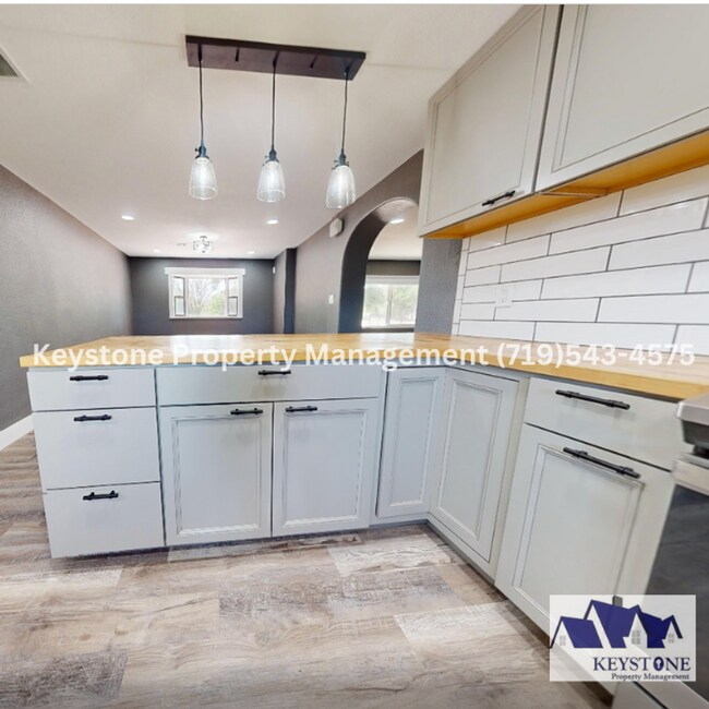 Building Photo - Stunning Rancher on the St Charles Mesa! 2...