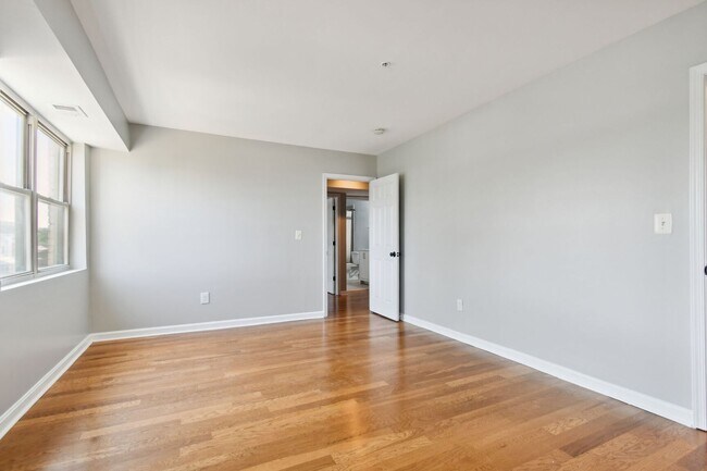 Building Photo - Available Now! 2 Level, 2 Bedroom Condo in Hill East!