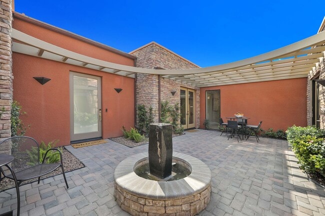 Building Photo - 50070 Vía De Moda