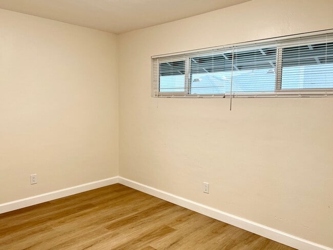 Building Photo - 2BD 1BA Apt Next to USD - Spacious Upstairs Unit, Pet Friendly, 1 Parking Space, No Carpet, Onsit...