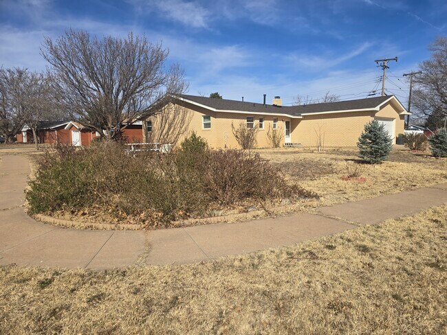 Building Photo - 1004 W Yucca Ave