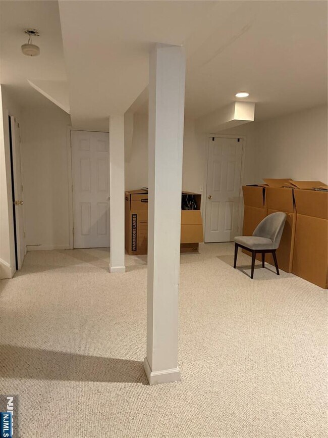 Building Photo - 118 Carriage Ct