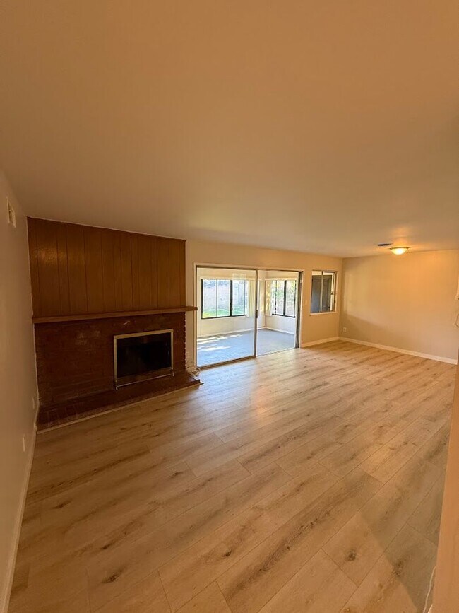 Building Photo - Beautiful 4 Bedroom, 2 Bathroom, Sylmar Home! Ready for Move-In!