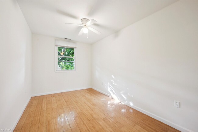 Building Photo - 4 br, 2 bath Triplex - 1708 N 18TH ST Unit...