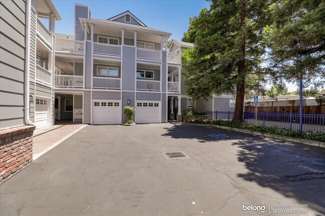 Building Photo - 905 Sunrose Ter