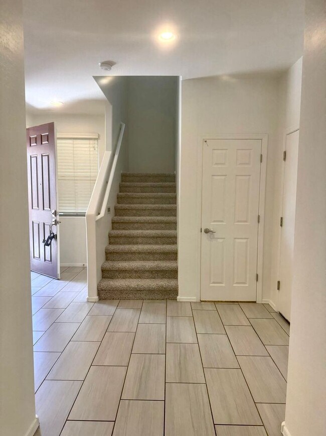 Building Photo - Exquisite 4 bd/2.5 bath home in Albany Village