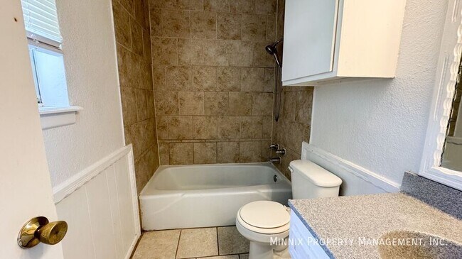 Building Photo - 5603 Amherst St