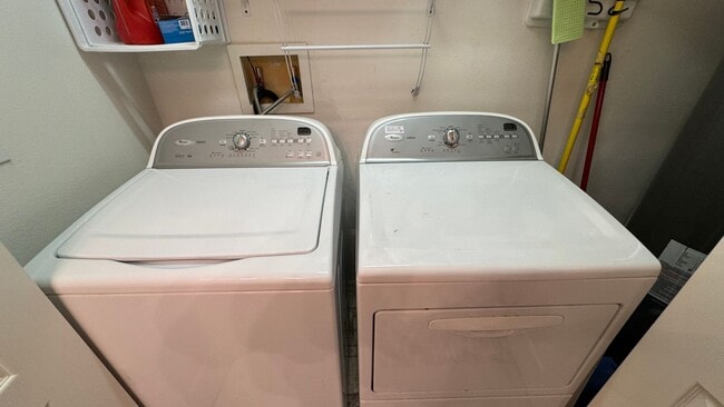 Building Photo - Furnished Short Term Rental