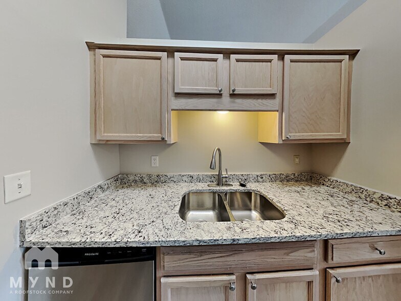 Building Photo - 7732 Parkmont Dr