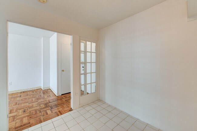 Building Photo - Charming & Bright Junior One Bedroom at River Place North