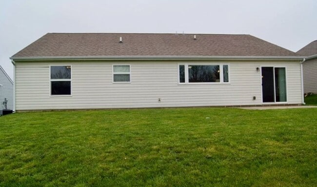 Building Photo - Large 3 Bedroom Home