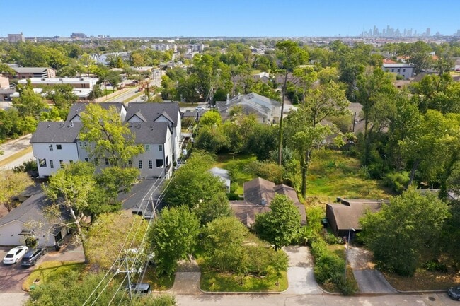 Building Photo - 1320 Woodvine Dr