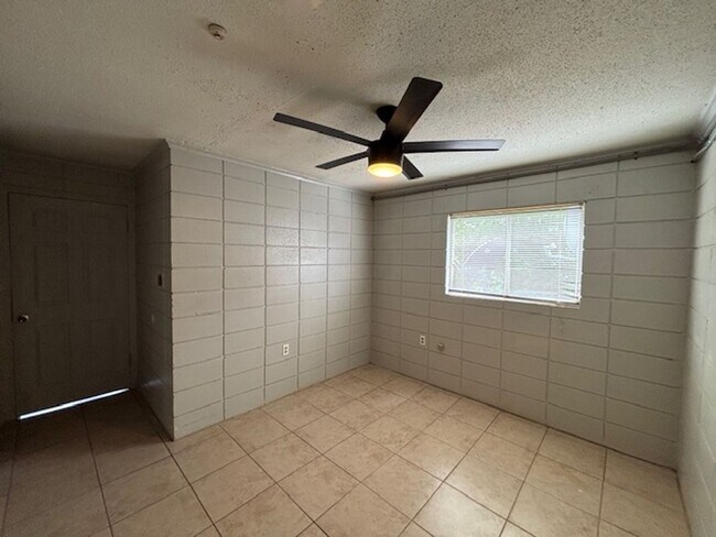 Building Photo - 881 Violet St
