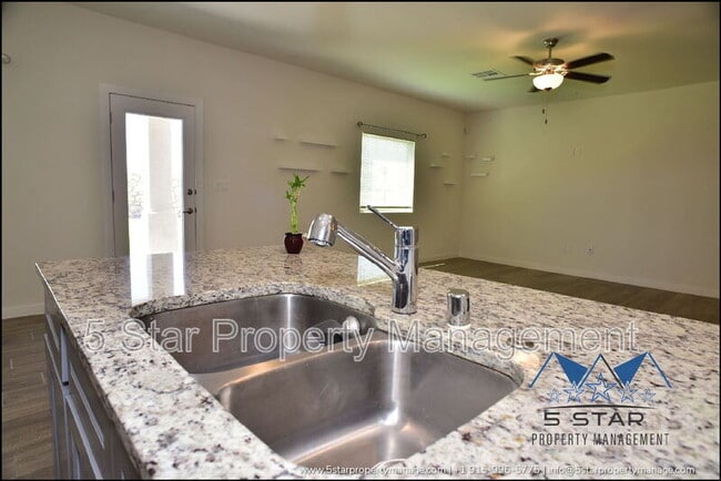 Building Photo - 3545 Essence St