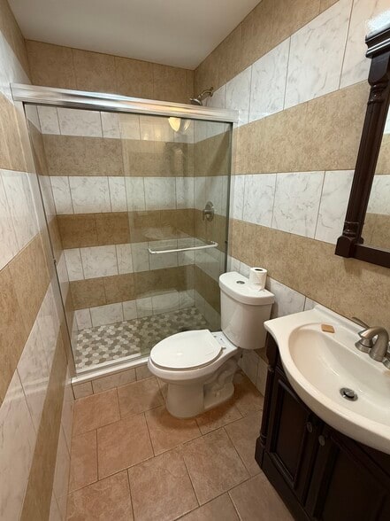 Master bathroom - 732 Dobson St