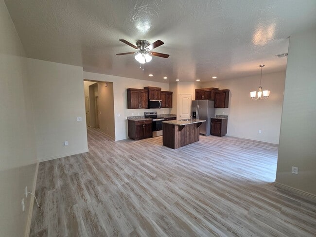 Building Photo - Large 4 Br - like new under $2k!