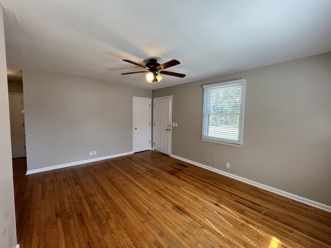 Building Photo - COMING SOON! 2 Bedroom Duplex Close to MTS...