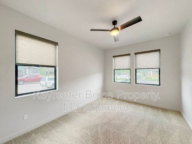 Building Photo - 3850 E Haystack St