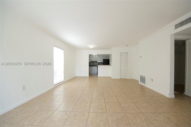 Building Photo - 6900 N Kendall Dr