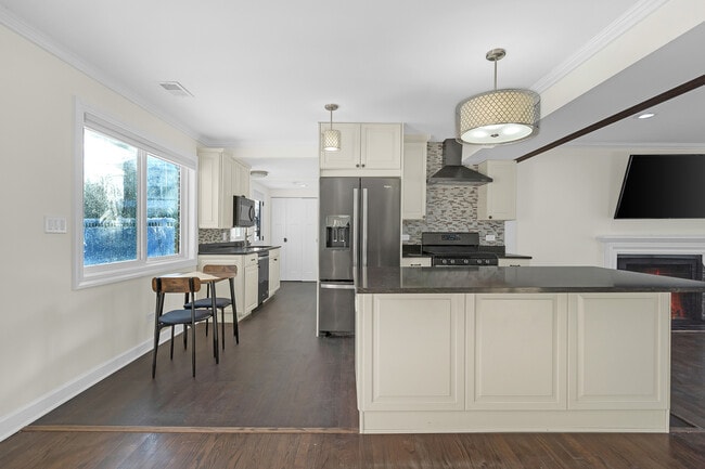 Building Photo - 3225 Illinois Rd