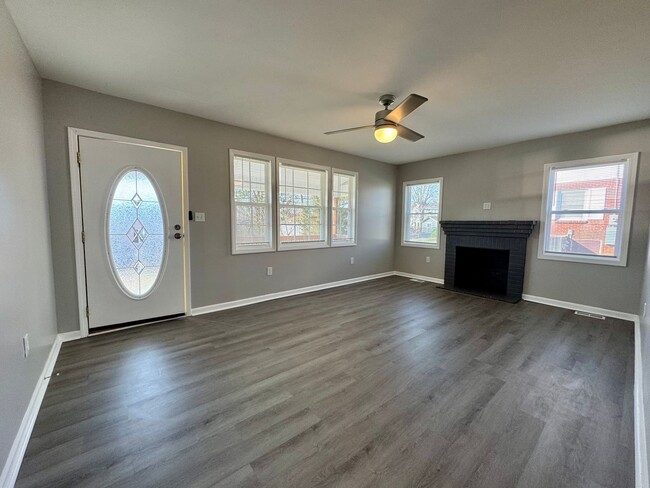 Building Photo - Recently Renovated 2 Bedroom 2 Bathroom Ho...