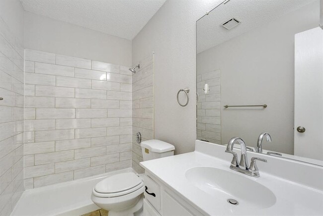 Building Photo - 12207 Alderbrook Dr