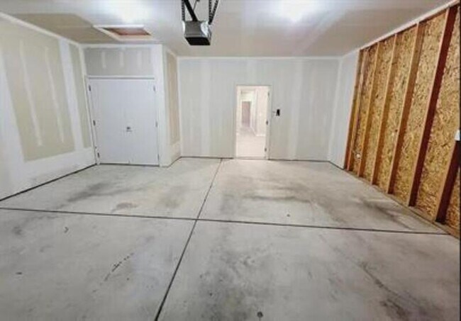 Building Photo - 5308 N Cypress Dr