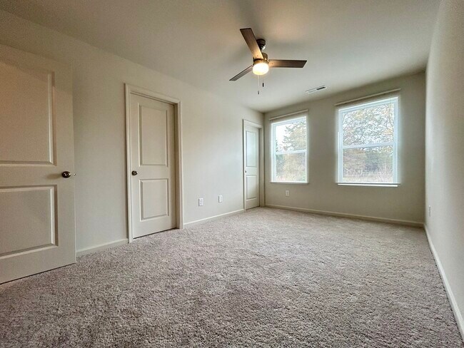 Building Photo - 137 Villa Ln