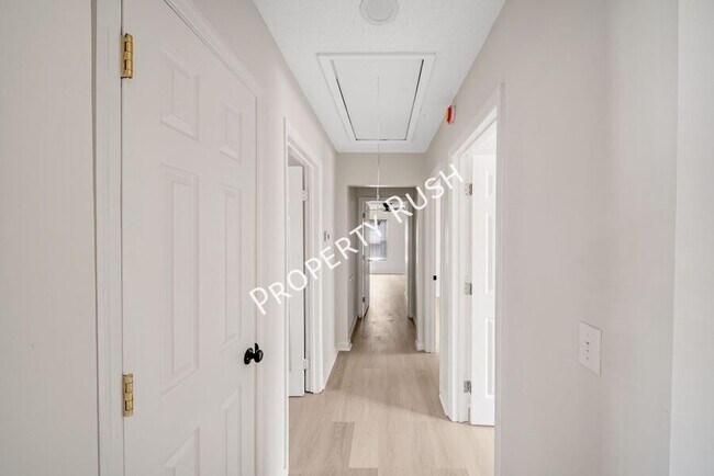 Building Photo - 1104 Queens Dr