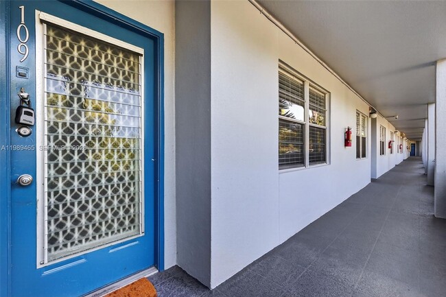 Building Photo - 12500 SW 5th Ct