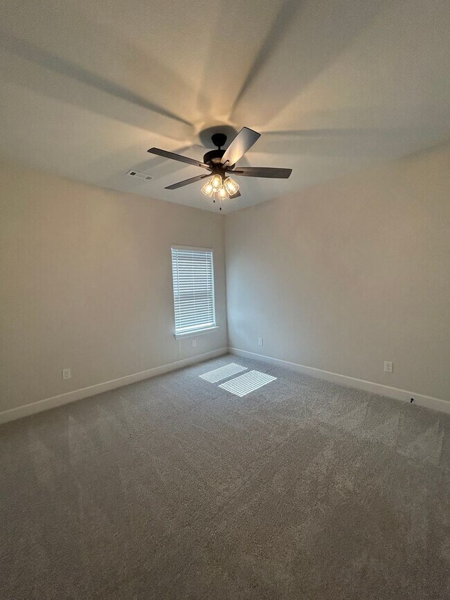 Building Photo - Beautiful Modern Home in Pea Ridge!