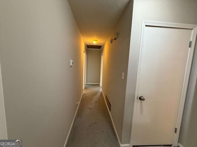 Building Photo - 3155 Oak Dr