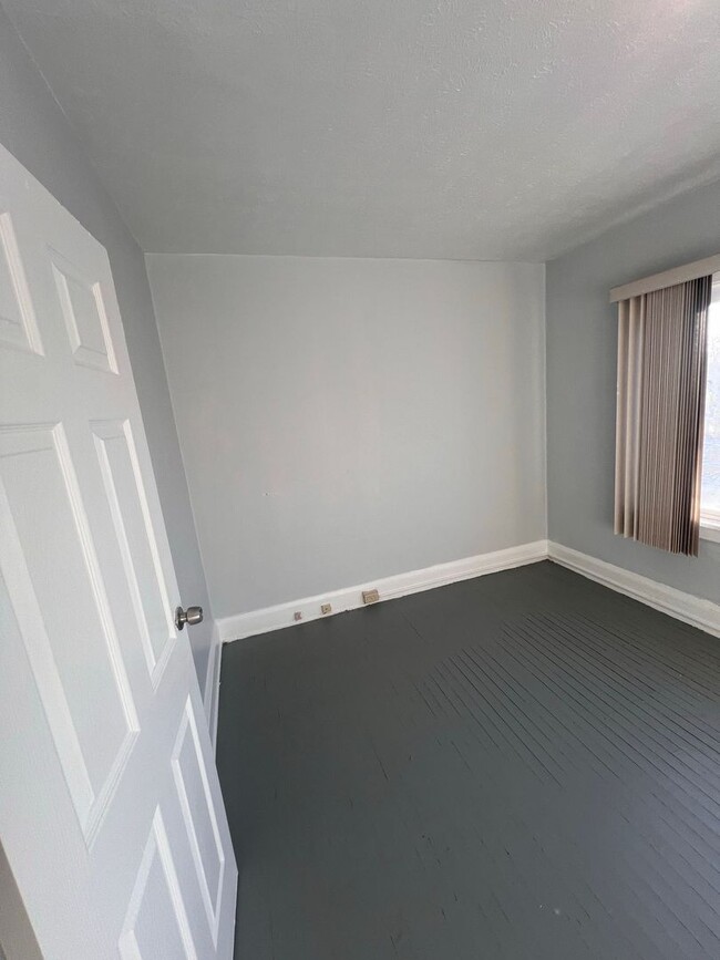 Building Photo - Section 8 Accepted: Affordable 3 Bed, 1 Ba...