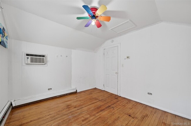 Building Photo - 32 Quaker Hill Rd