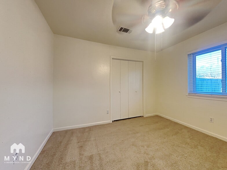 Building Photo - 10002 Green Valley Ln