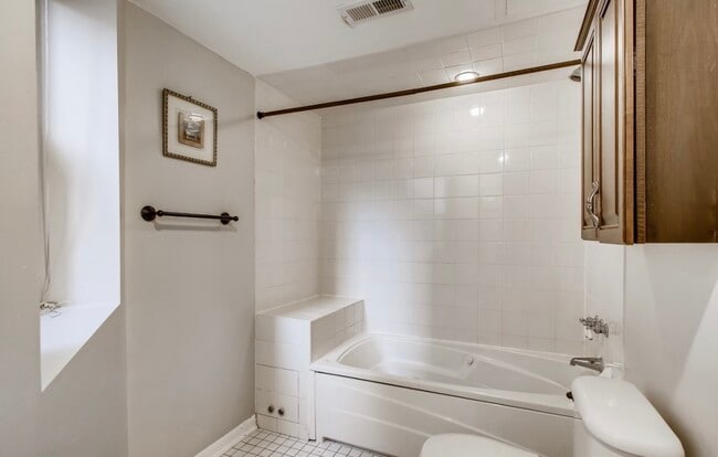 Building Photo - 722 S Oakley Blvd