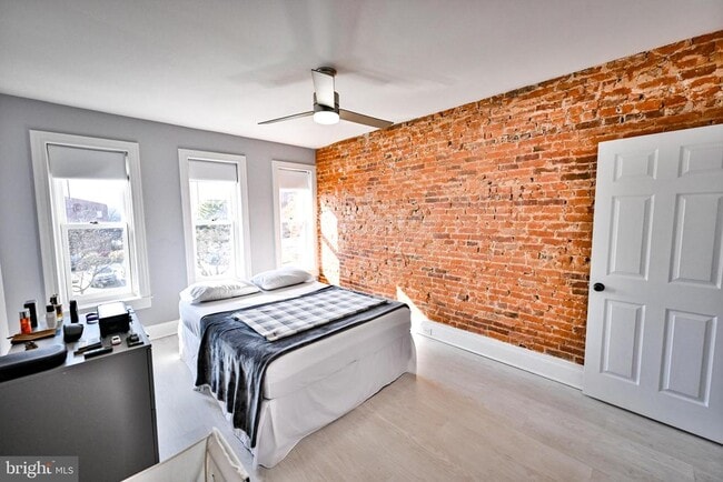 Building Photo - 1015 Riverside Ave