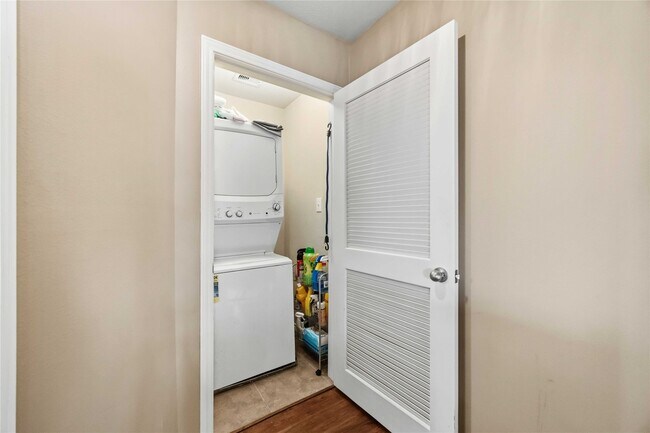 Building Photo - 7014 Woodridge Row Dr