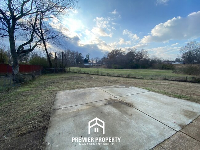 Building Photo - 3 Bedroom Home for Rent in Memphis, TN | Brick Fireplace & Fenced Backyard