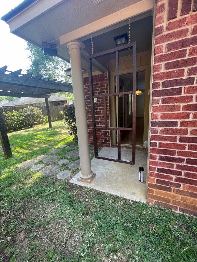 Building Photo - Molina's House