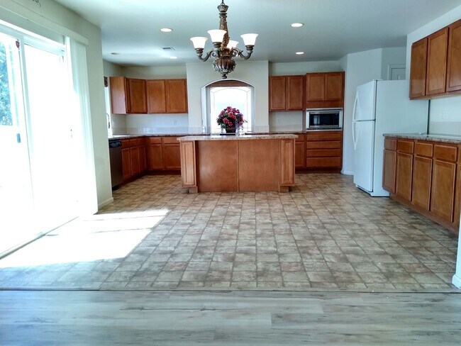 Building Photo - Massive and Expansive 5 Bedroom Green Vall...
