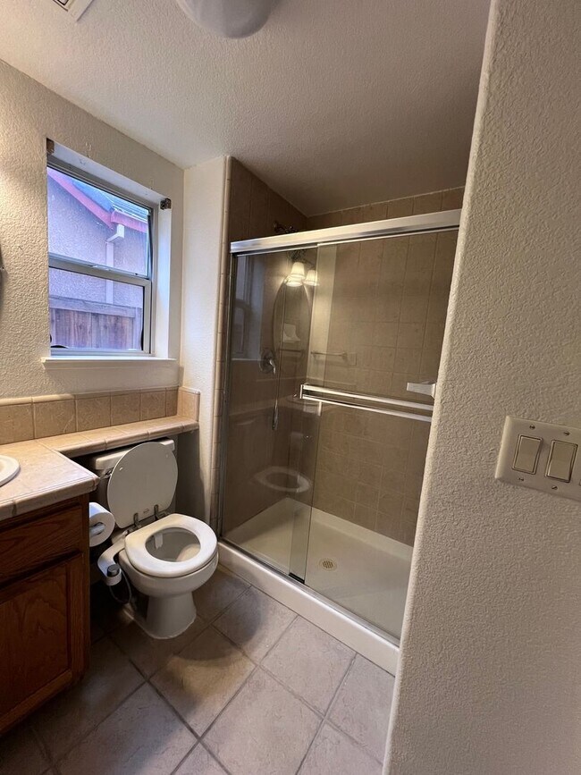 Building Photo - Sundance Lake Home Ready 4 LEASE