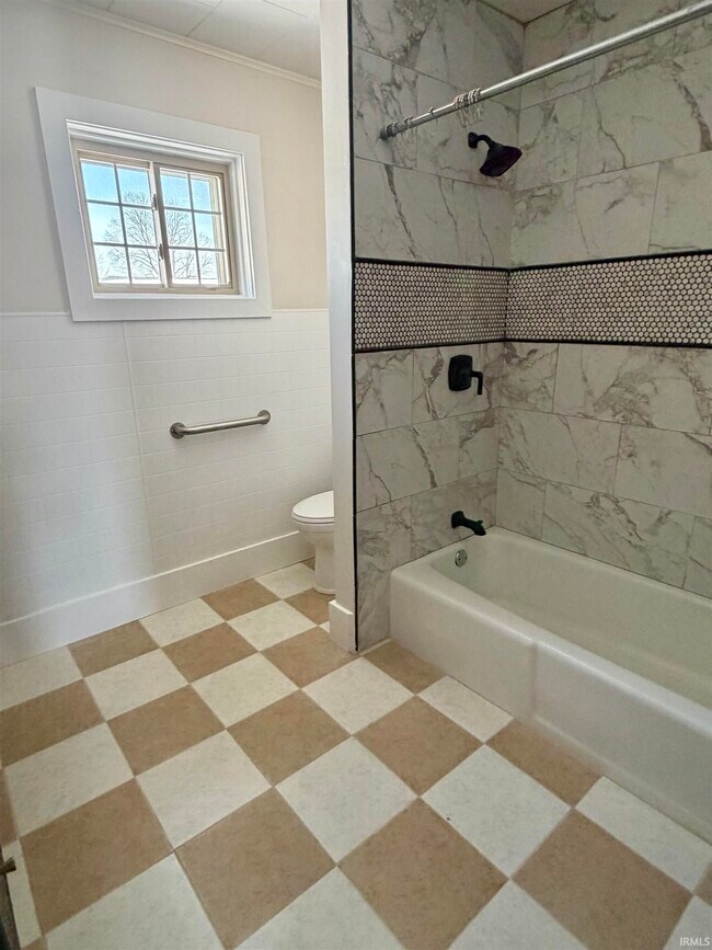 Building Photo - 921 S Washington St