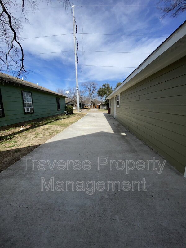 Building Photo - 924 E Annie St