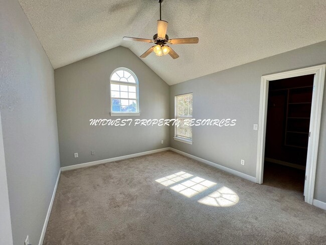 Building Photo - Stunning 3 Bedroom townhome w/ outdoor Maintenance provided