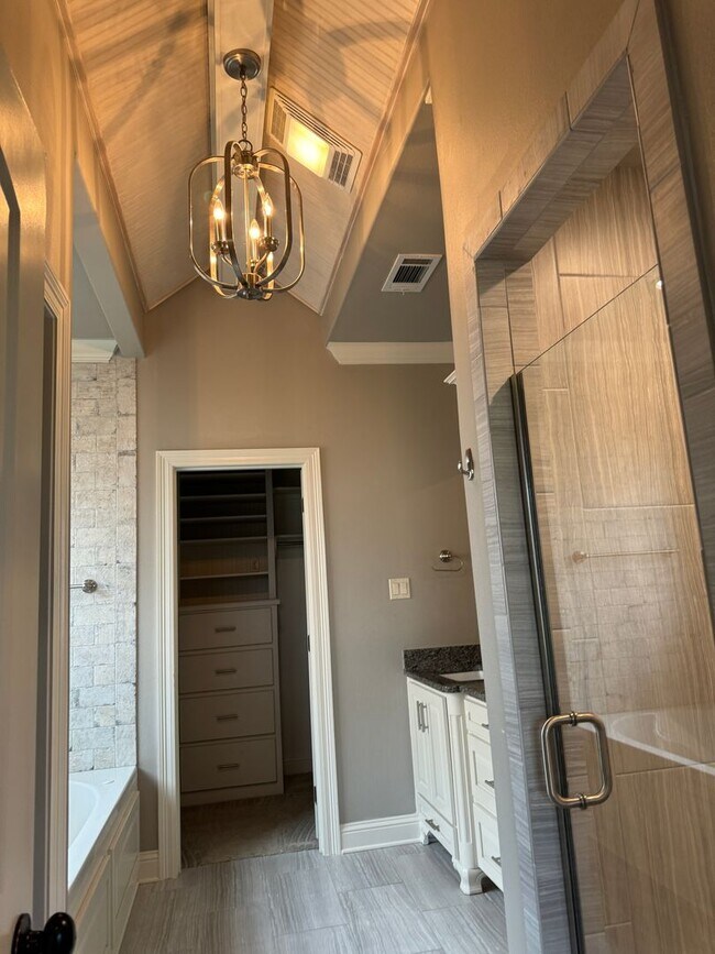 Building Photo - Gated community with community POOL!!!!