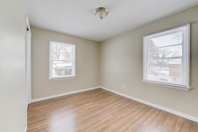 Building Photo - 110 De Smet Dr